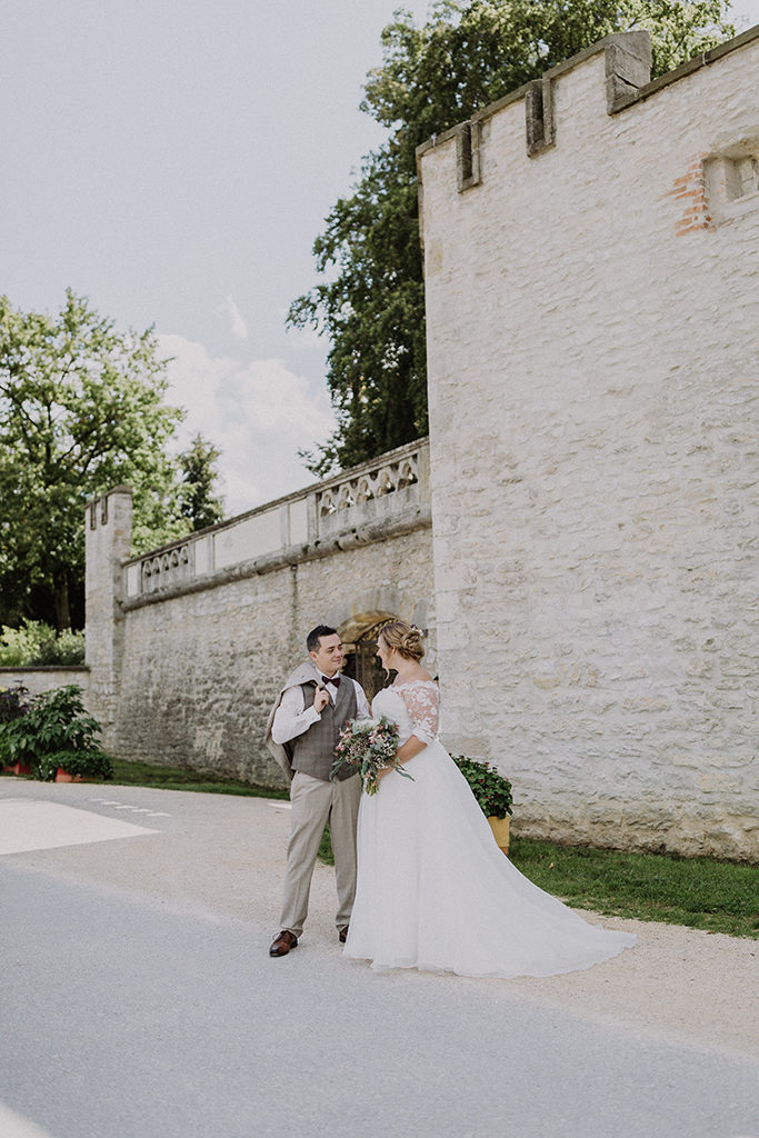 Brautpaar vor den Toren des Villaparkes