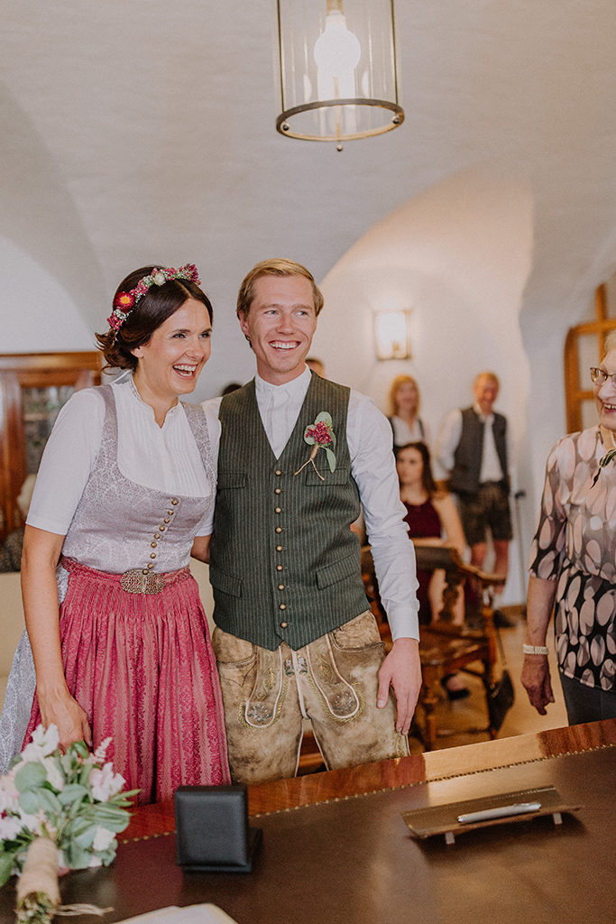 Das Brautpaar lach innig während der Trauung im Standesamt in Landshut