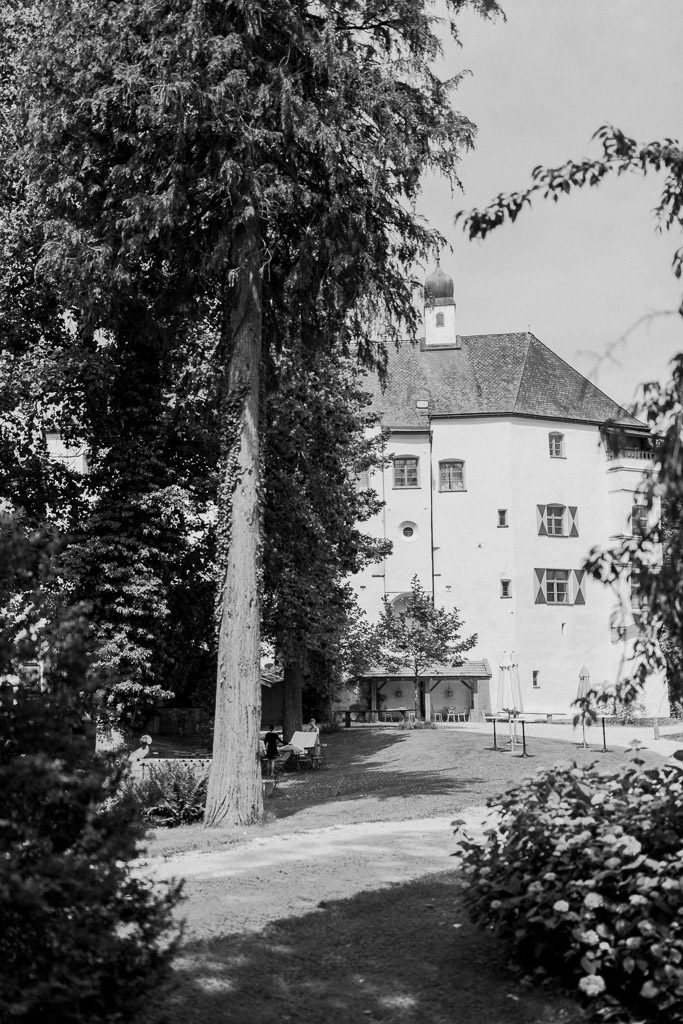 Schwarz-Weiß Aufnahme von Schloss Amerang