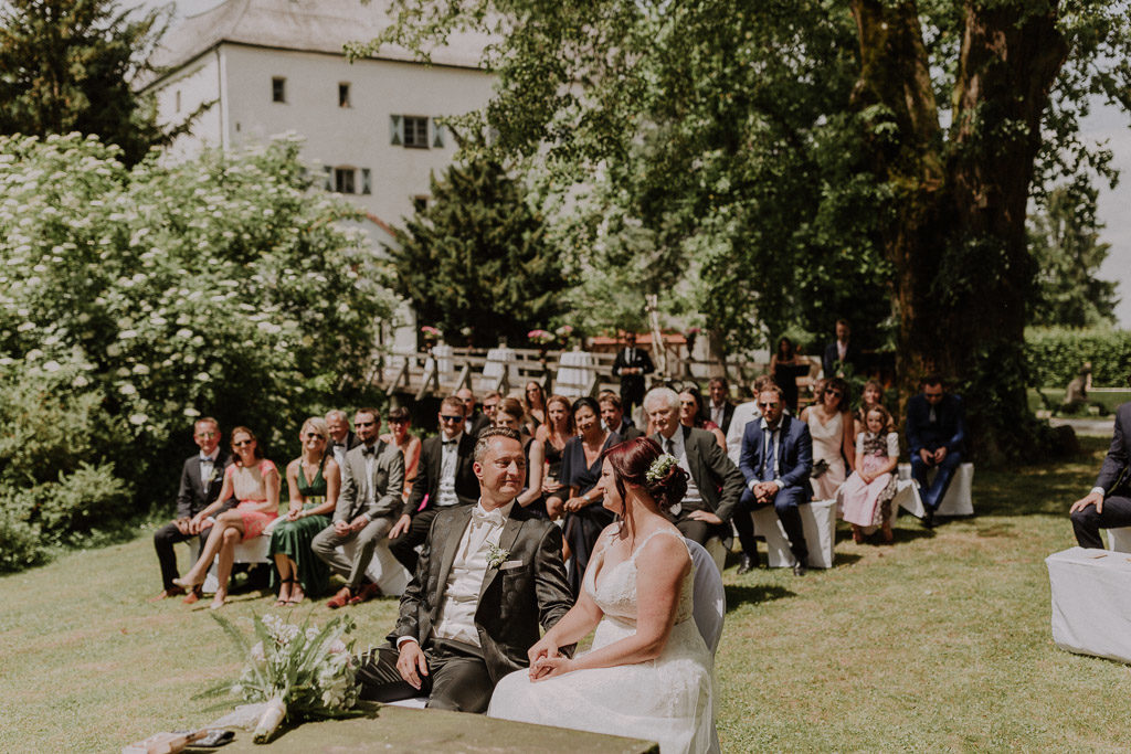 Brautpaar während der Trauung im Schlossgarten Amerang