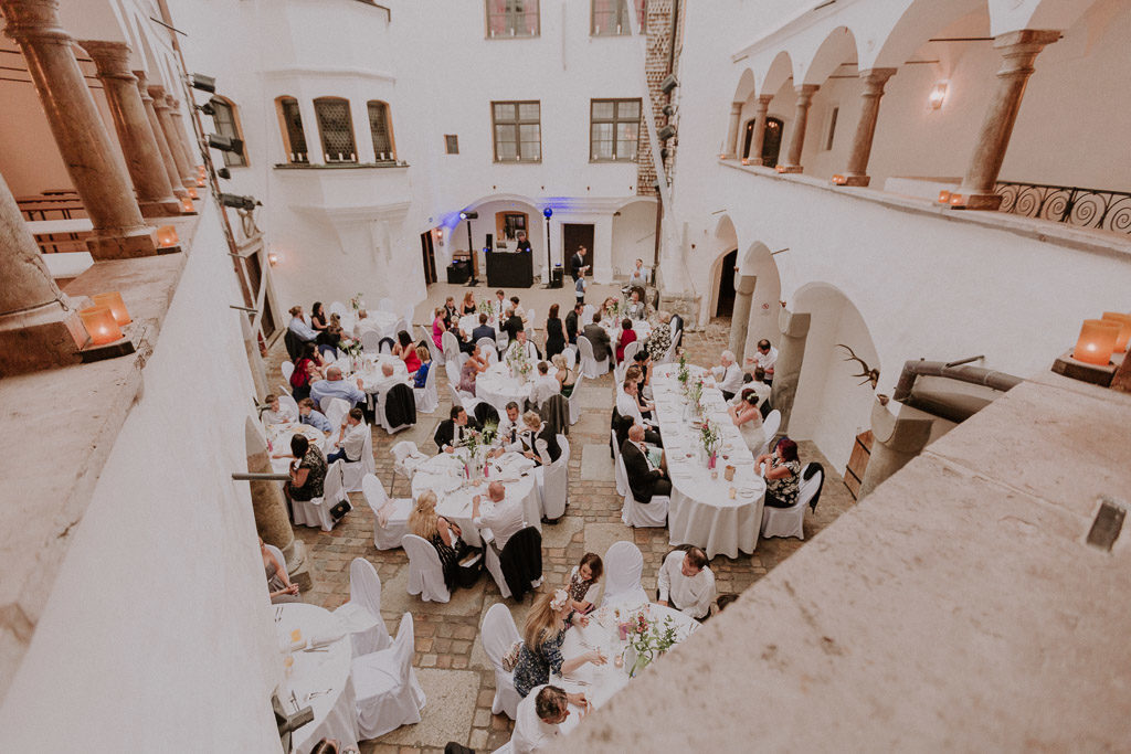 Gesamtübersicht der Hochzeitsgäste im Schlossinnenhof Amerang