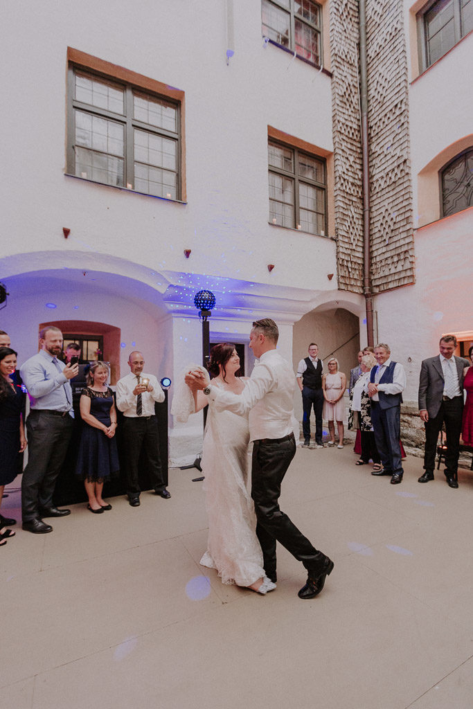 Eröffnungstanz des Brautpaares auf der Tanzfläche des Schlosses
