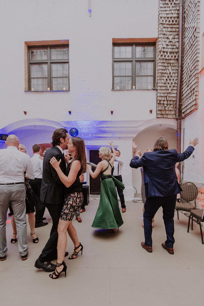 Tanzende Hochzeitsgäste auf der Tanzfläche des Schlosses