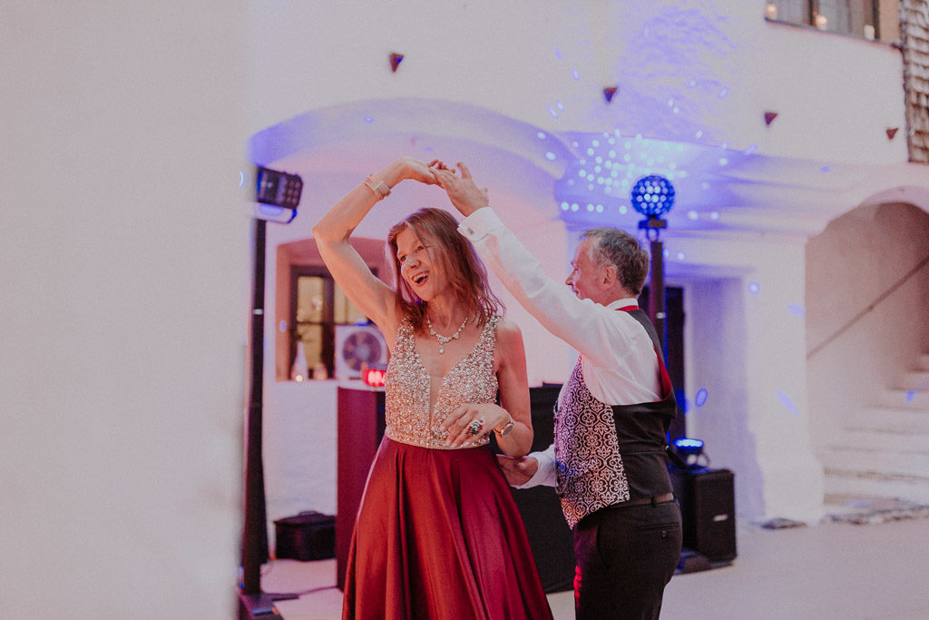 Tanzende Hochzeitsgäste und ausgelassene Stimmung im Schloss